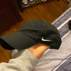 Nike hat with adjustable sizing